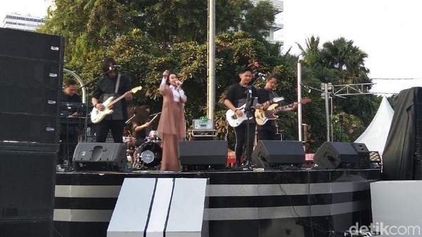 Konser di Stage 3 dibuka pukul 16.30 WIB dengan mendatangkan Wika Salim dan Kanda Brother. (Elmy Tasya Khairally/detikcom) Konser di Stage 3 dibuka pukul 16.30 WIB dengan mendatangkan Wika Salim dan Kanda Brother. (Elmy Tasya Khairally/detikcom)