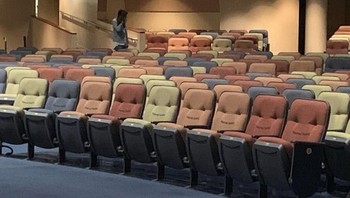 Kursi-kursi yang seakan punya punya wajah. (Foto: Brightside)