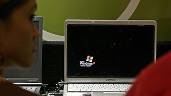 Banyak aplikasi yang masih bisa berjalan di sistem operasi ini walau banyak developer yang telah menghentikan update. Faktor lain terkait biaya. Dan terkait alasan sebelumnya, ketika menggunakan sistem operasi yang baru, belum tentu hardware mendukung. Foto: Getty Images