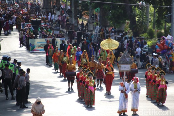 Gelaran budaya itu berlangsung meriah, menyajikan pelbagai fashion tradisional, atraksi seni, hingga beragam kuliner turut ditampilkan. (Harianto Nukman/detikcom) Gelaran budaya itu berlangsung meriah, menyajikan pelbagai fashion tradisional, atraksi seni, hingga beragam kuliner turut ditampilkan. (Harianto Nukman/detikcom)