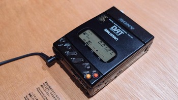 Pengunjung juga dapat mendengarkan musik pada cd atau kaset melalui headphone yang disediakan sambil membaca kutipan dari orang-orang yang menggunakan Walkman pada masa lalu. (Foto: The Verge)