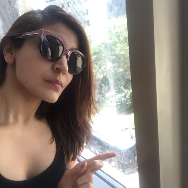 Ketika Anushka Sharma tetap tampil gaya dengan kacamata meskipun tanpa makeup. Foto: dok. Instagram