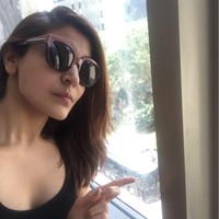 Ketika Anushka Sharma tetap tampil gaya dengan kacamata meskipun tanpa makeup. Foto: dok. Instagram