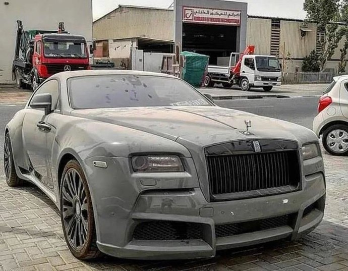 Sayang Banget! Mobil Sekelas Rolls-Royce Dicuekin di Dubai