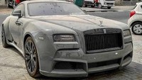 Terakhir ada Rolls-Royce Wraith Novitec. Ini adalah Rolls-Royce Wraith yang dimodifikasi oleh Novitec. Mobil sekeren itu dibiarkan diselimuti debu tebal. Foto: Zing