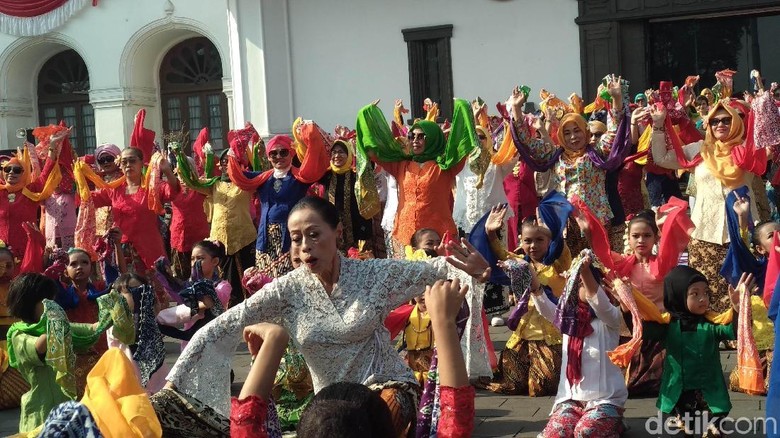 700 Perempuan Lintas Generasi Kompak Menari Ketuk Tilu di Gedung Sate