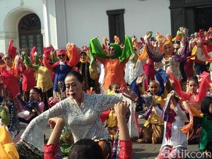 700 Perempuan Lintas Generasi Kompak Menari Ketuk Tilu di Gedung Sate