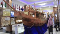 Rupanya itu bukan kapal sungguhan, melainkan Museum dan Galeri Bahari (Mugaba) Banuraja. Lokasinya berada di kawasan Waduk Saguling yang dialiri Sungai Citarum. (Yudha Maulana/detikcom)