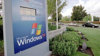 Markas besar Microsoft di Redmond, Washington, mengadakan hitung mundur sampai ketersediaan luas Windows XP di pasaran pada 25 Oktober 2001. Foto: Getty Images