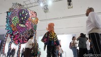 Karya bordir manual Moving Landscape bersama patung Happy to be Alienated menjadi salah satu spotlight pengunjung.  Foto: Tia Agnes/detikHOT