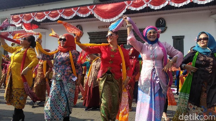 700 perempuan lintas generasi menari Ketuk TIlu di Gedung Sate, Kota Bandung.