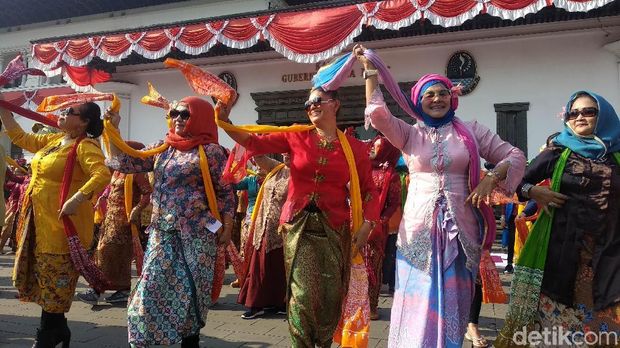 700 Perempuan Lintas Generasi Kompak Menari Ketuk Tilu di Gedung Sate