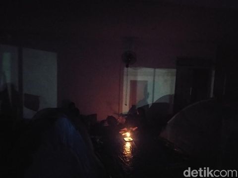 Beberapa dari mereka menggunakan lilin sebagai penerangan tambahan