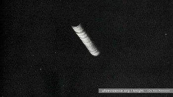 Biasanya bentuk UFO itu bundar tapi kok ini panjang ya? Foto diambil tahun 1950 di New York, Amerika Serikat. Foto: Telegraph