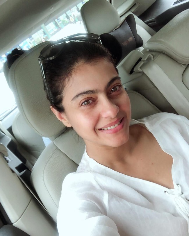 Bintang Kuch-Kuch Hota Hai Kajol saat ini berusia 45 tahun. Senyum manis Kajol saat pamer foto selfie tanpa makeup. Bare necessities ....... #letsbeclear #nomakeup #likingmyslef #simplify, tulisnya di keterangan foto Instagram. Foto: dok. Instagram