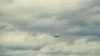 Langit Swiss dilintasi UFO tahun 1975. Foto: istimewa  