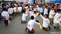 Nada hentakan rebana yang dipukul beramai-ramai oleh para pengiring tarian hadrat sebagai tanda dimulainya tarian hadrat. Selain menari tarian hadrat mereka juga berslawat Nabi, Badar dan shalawat badriah sambil melembaikan kain berwarna-warni. (Muslimin Abbas/detikcom)