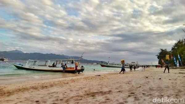 Bergeser ke Lombok di NTB, pulau besar yang satu ini juga kerap disambangi traveler untuk merayakan Tahun Baru. Gili Trawangan pun jadi destinasi favorit untuk momen itu (Harianto Nukman/detikTravel) Bergeser ke Lombok di NTB, pulau besar yang satu ini juga kerap disambangi traveler untuk merayakan Tahun Baru. Gili Trawangan pun jadi destinasi favorit untuk momen itu (Harianto Nukman/detikTravel)