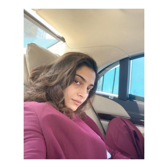 Bare, begitu Sonaam Kapoor menulis keterangan di Instagram saat memamerkan wajahnya tanpa pulasan makeup. Foto: dok. Instagram