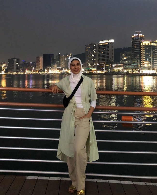 Jelas tidak ada emoji yang mewakili saya dan 550 juta wanita muslim di bumi ini. Dengan jumlah orang sebanyak itu masa tidak ada satu pun emoji yang mewakili mereka. Saya menyadari bahwa banyak wanita berhijab yang menggunakan media sosial, paparnya. Foto: Instagram @rayoufalhumedhi