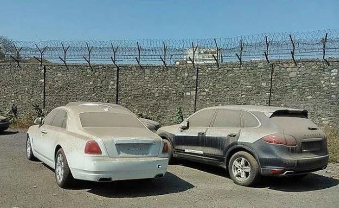 Sayang Banget! Mobil Sekelas Rolls-Royce Dicuekin di Dubai