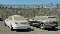 Rolls-Royce Wraith, sebagai salah satu mobil mewah rasanya sayang kalau dibiarkan tanpa perawatan. Namun, di tempat parkir mobil terbuka di Dubai, Rolls-Royce Wraith telah lama ditinggalkan sampai tak terawat diguyur hujan dan debu. Foto: Zing