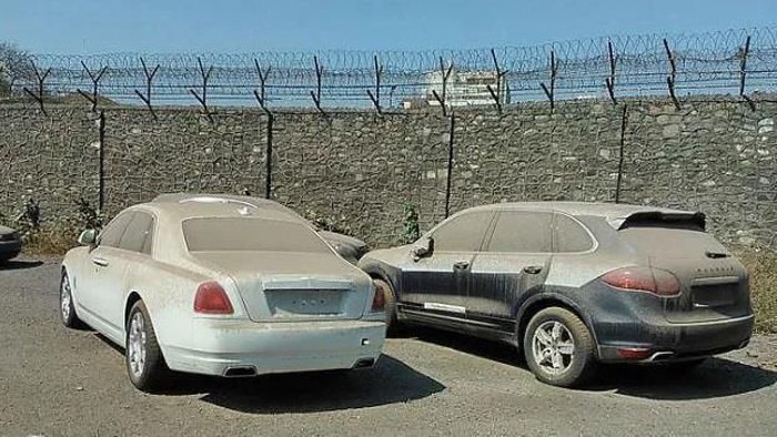 Mobil Mewah yang Terbengkalai di Dubai