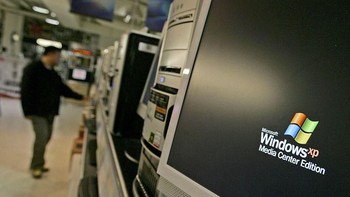 Beberapa waktu setelah tamat dukungannya, Windows XP masih dipakai lantaran bisa berjalan lancar di perangkat dan stabil dengan spesifikasi seadanya. Foto: Getty Images