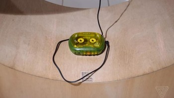 Namun Walkman-lah yang memulai tren bahwa mendengarkan musik itu bisa dilakukan di mana saja, tanpa harus mengganggu orang-orang di sekitarnya. (Foto: The Verge)
