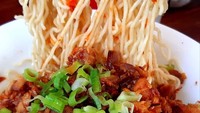 Namanya mie manado, sudah kebayang bumbu rica yang pakai cabai Manado pedas menyengat. Foto : Instagram @miemanado