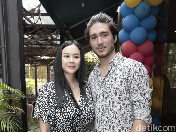 Kemesraan Aura Kasih dengan Eryck Amaral