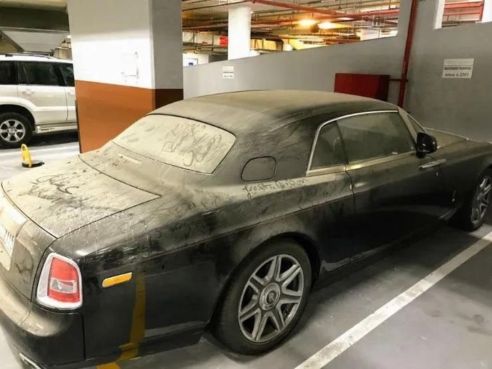 Sayang Banget! Mobil Sekelas Rolls-Royce Dicuekin di Dubai