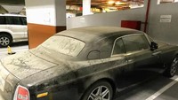 Satu lagi Rolls-Royce Phantom Coupe terbengkalai di bunker apartemen. Mobil itu tak terurus sampai debu tebal menyelimutinya. Foto: Zing