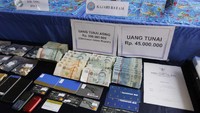 Sejumlah uang cash dan buku tabungan ikut diamankan. Total aset yang dimilikinya mencapai Rp 28 miliar.