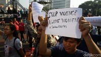 Dalam aksinya para warga membawa sejumlah atribut seperti poster.
