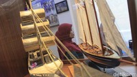 Di bagian lainnya terdapat diorama aneka jenis kapal, baik kapal modern maupun konvensional. Kapal-kapal tersebut sebagian besar adalah koleksi milik Edi. (Yudha Maulana/detikcom)