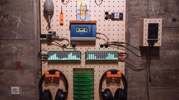 Pameran ini benar-benar membawa pengunjung kembali ke masa jaya Sony dengan deretan perangkat anyarnya. (Foto: The Verge)