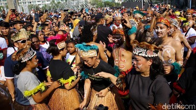 Menari dan Bernyanyi Bareng Masyarakat Papua di CFD
