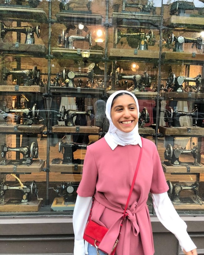 Perusahaan teknologi raksasa seperti Apple pun menerima emoji wanita berhijab itu. Apple mengumumkan kalau emoji wanita berhijab akan menjadi salah satu koleksi karakter emoji baru yang tersedia di perangkat Apple akhir tahun ini. Foto: Instagram @rayoufalhumedhi