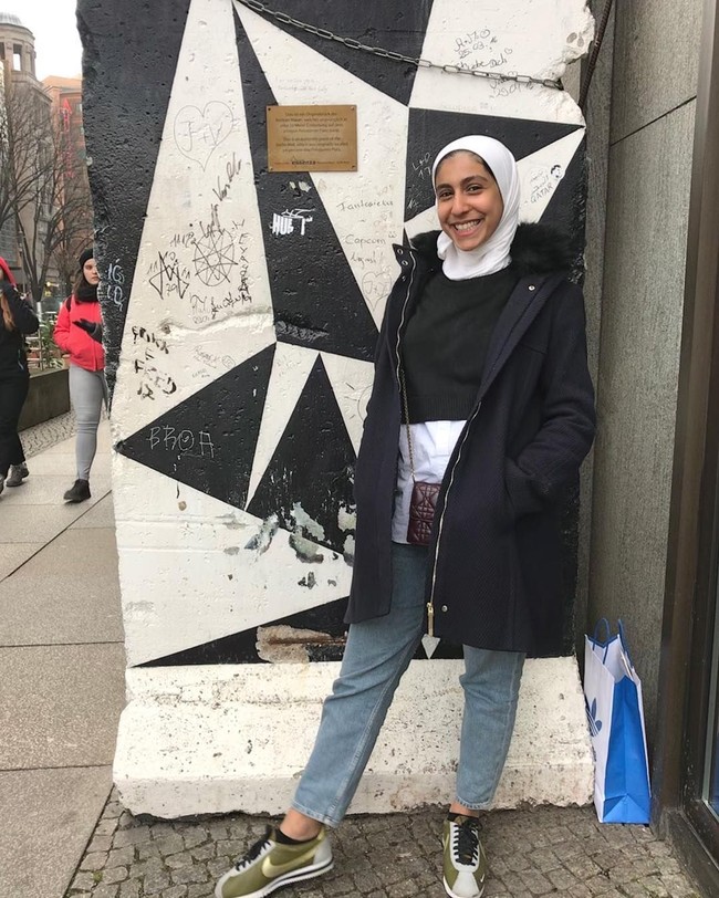 Hijabers asal Arab Saudi yang kini tinggal di Jerman ini mengusulkan emoji bergambar wanita berhijab pada 2016 kepada The Unicode Consortium, perusahaan nirlaba yang mengulas dan mengembangkan emoji-emoji terbaru. Usulan Rayaouf ini diterima dan dikembangkan. Foto: Instagram @rayoufalhumedhi