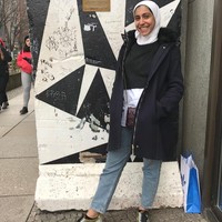 Hijabers asal Arab Saudi yang kini tinggal di Jerman ini mengusulkan emoji bergambar wanita berhijab pada 2016 kepada The Unicode Consortium, perusahaan nirlaba yang mengulas dan mengembangkan emoji-emoji terbaru. Usulan Rayaouf ini diterima dan dikembangkan. Foto: Instagram @rayoufalhumedhi