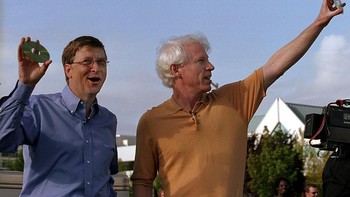 Tampak mereka membawa kepingan disc Windows XP, sistem operasi komputer yang merupakan penerus Windows ME. Foto: Getty Images