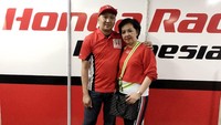 Pada kesempatan ini, prestasi yang ditorehkan ayah-anak ini pun disaksikan langsung ibunda Alvin, yakni Evie Bahar, yang juga pembalap nasional di era 80-an yang tengah berlibur dari Belanda guna menyaksikan penampilan putra dan cucunya secara langsung. Foto: dok. HRI