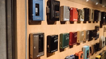 Desain serta tata ruang pameran tersebut terinspirasi dari skate park. (Foto: The Verge)