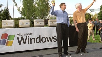 Bill Gates yang masih Chairman Microsoft bersama Vice President Microsoft kala itu, Jim Allchin, mengadakan konferensi pers untuk meluncurkan Windows XP. Windows XP dilahirkan pada 24 Agustus 2001. Foto: Getty Images