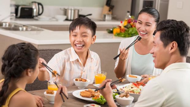 Ilustrasi makan keluarga