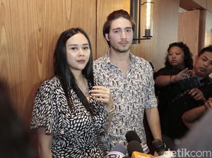 Alamat Suami Gaib, Aura Kasih Masih Video Call dengan Eryck Amaral