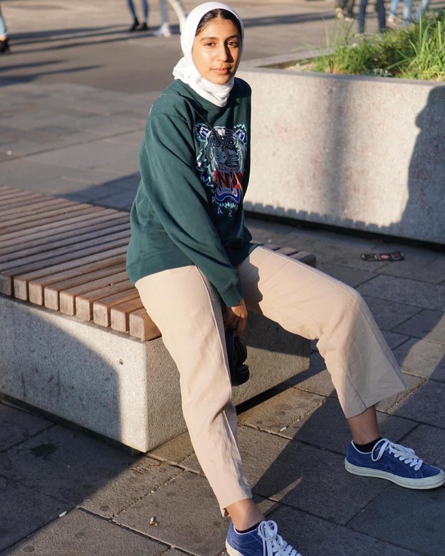 Rayouf mengatakan bahwa pertama muncul ide membuat emoji wanita berhijab saat ia merasa bingung ketika mengobrol di Whatsapp bersama teman-temannya. Ia mengatakan tak ada emoji yang mewakili muslimah. Lalu dengan keberanian, Rayouf menyusun proposal dan mengirimkannya kepada Unicode. Foto: Instagram @rayoufalhumedhi