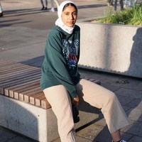 Rayouf mengatakan bahwa pertama muncul ide membuat emoji wanita berhijab saat ia merasa bingung ketika mengobrol di Whatsapp bersama teman-temannya. Ia mengatakan tak ada emoji yang mewakili muslimah. Lalu dengan keberanian, Rayouf menyusun proposal dan mengirimkannya kepada Unicode. Foto: Instagram @rayoufalhumedhi