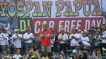 Keseruan Wiranto Nyanyi Bareng Masyarakat Papua di CFD